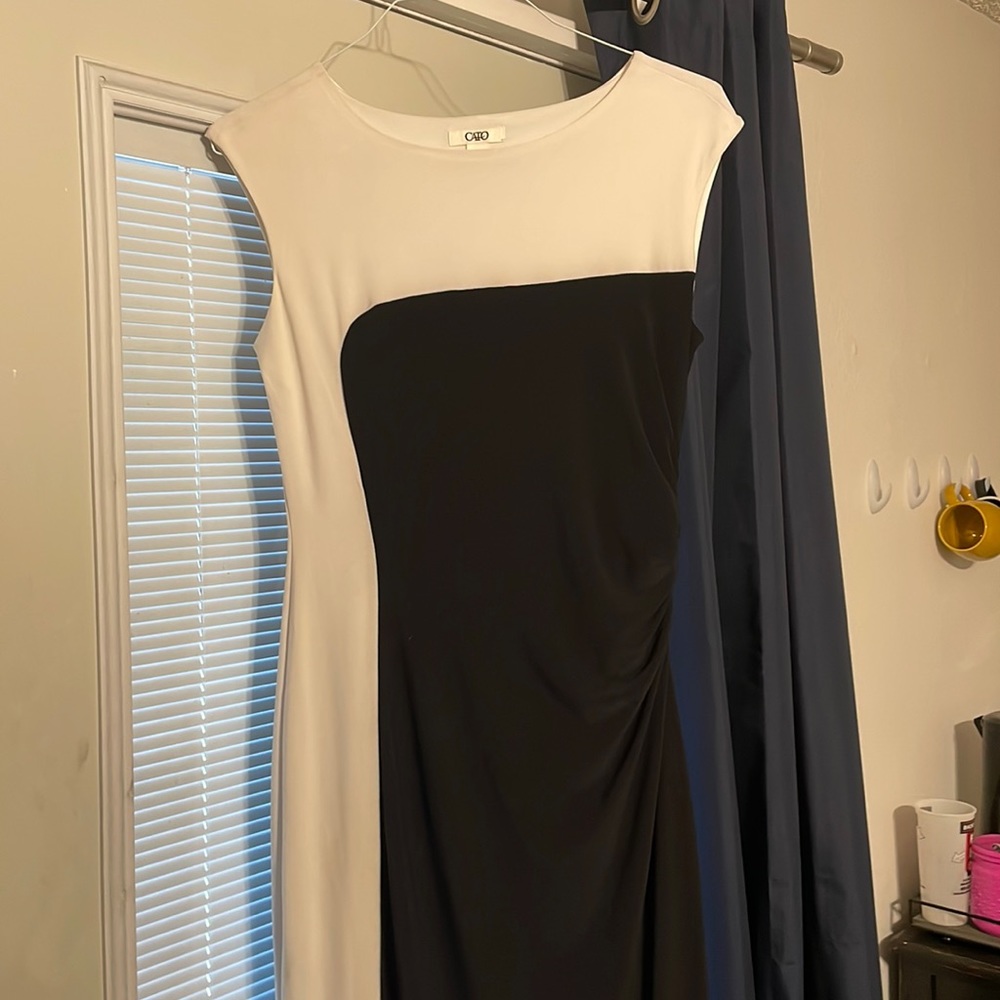 Two tone black and white polyester dress.